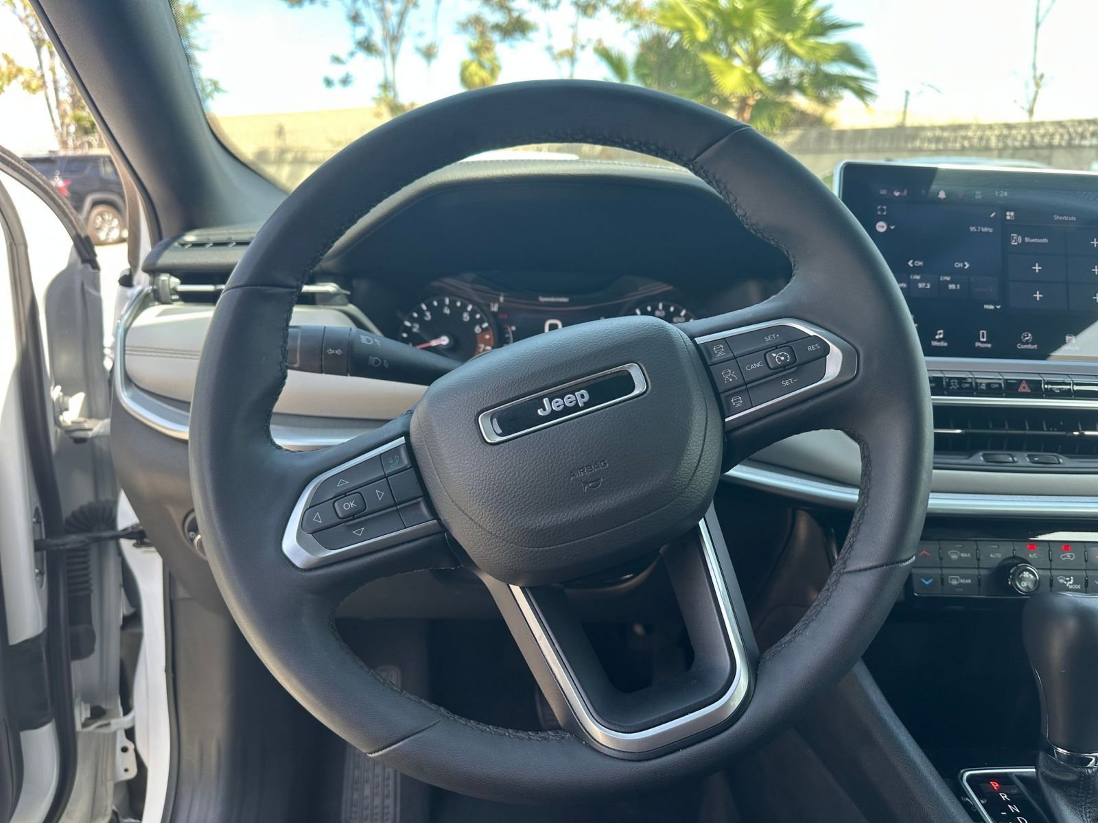 Used 2025 Jeep Compass Limited image 29