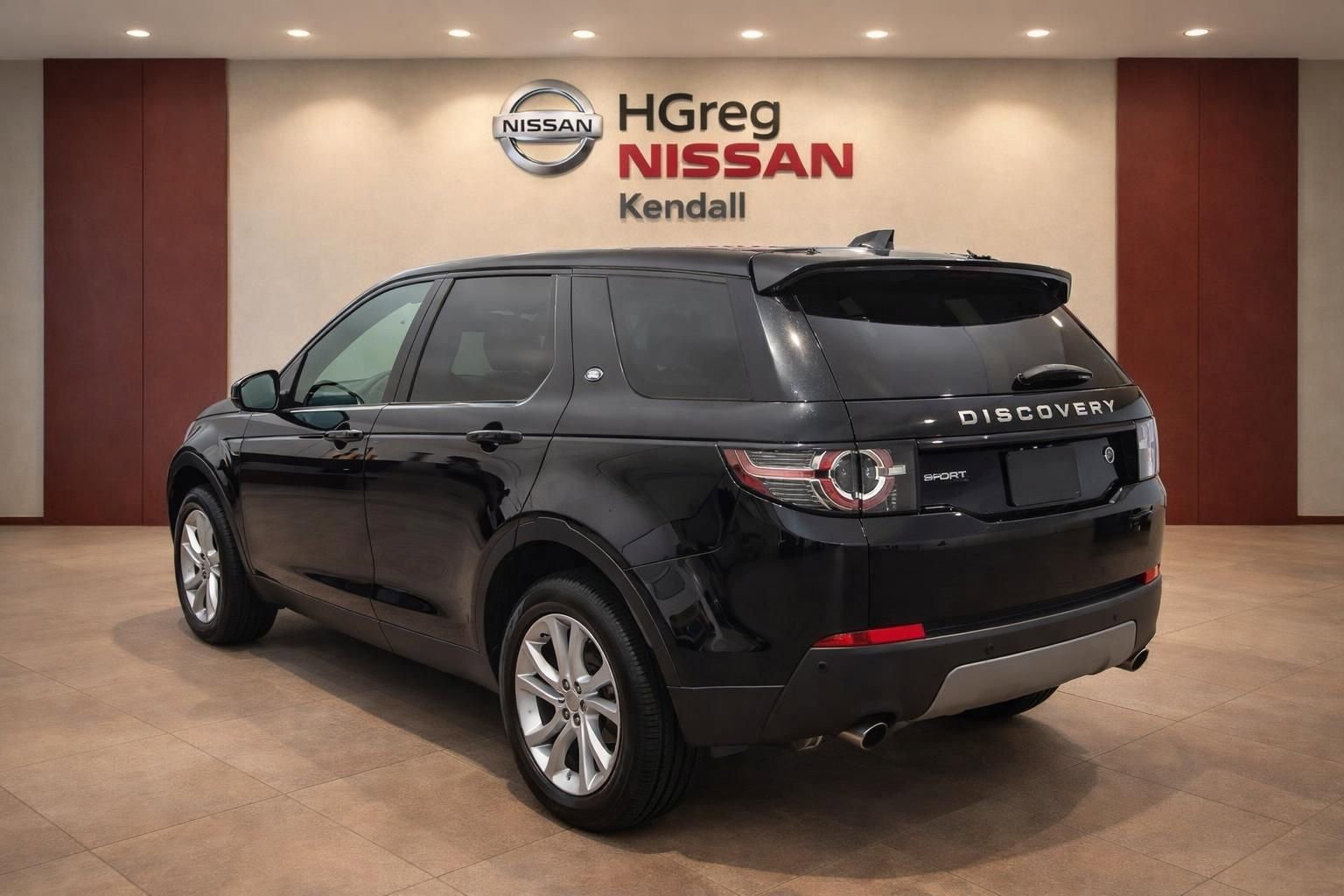 Used 2017 Land Rover Discovery Sport HSE AWD/4WD image 2