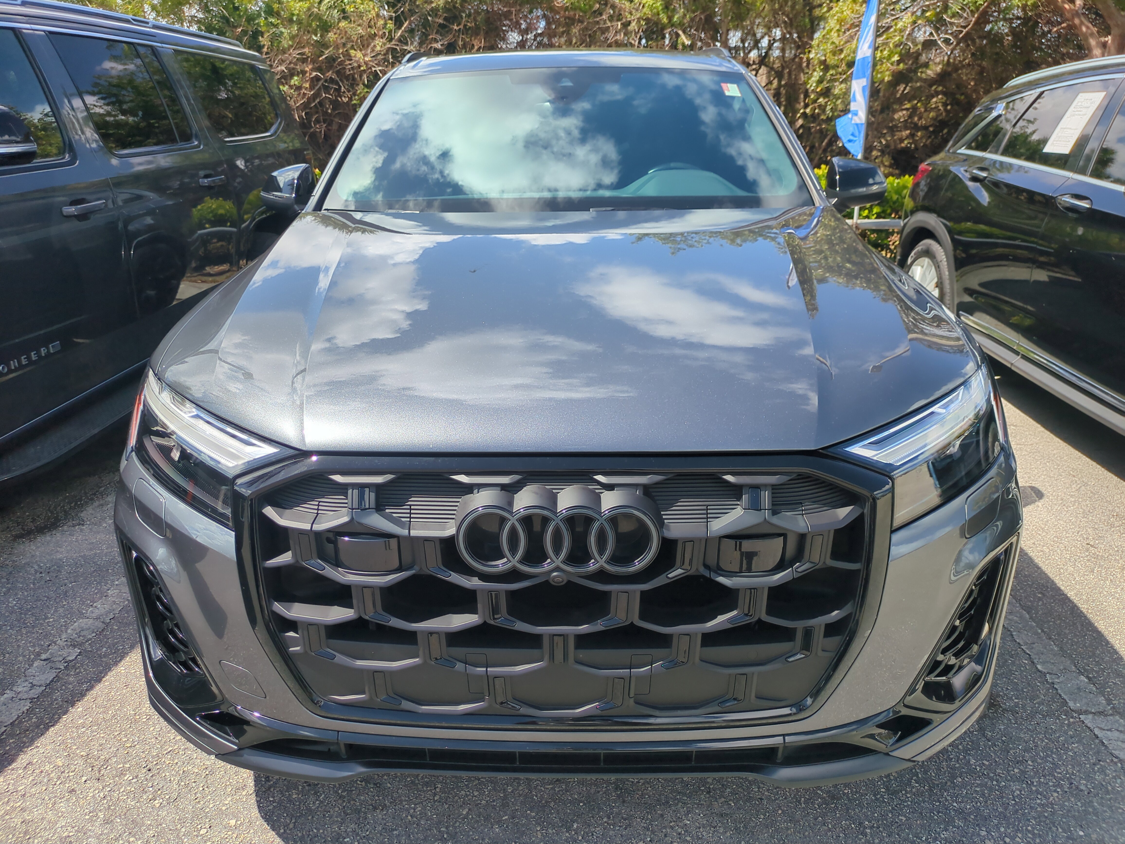 Used 2025 Audi SQ7 Premium Plus w/ Executive Package image 3