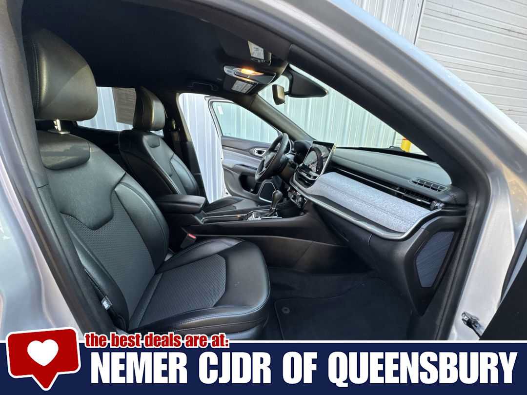 Used 2024 Jeep Compass Latitude AWD/4WD image 23