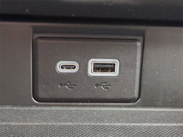 Used 2024 GMC Yukon SLT w/ SLT Luxury Package image 22