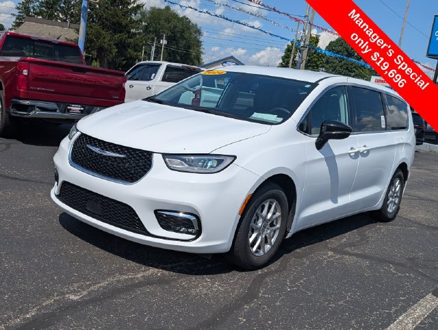 Used 2024 Chrysler Pacifica Touring-L FWD image 3