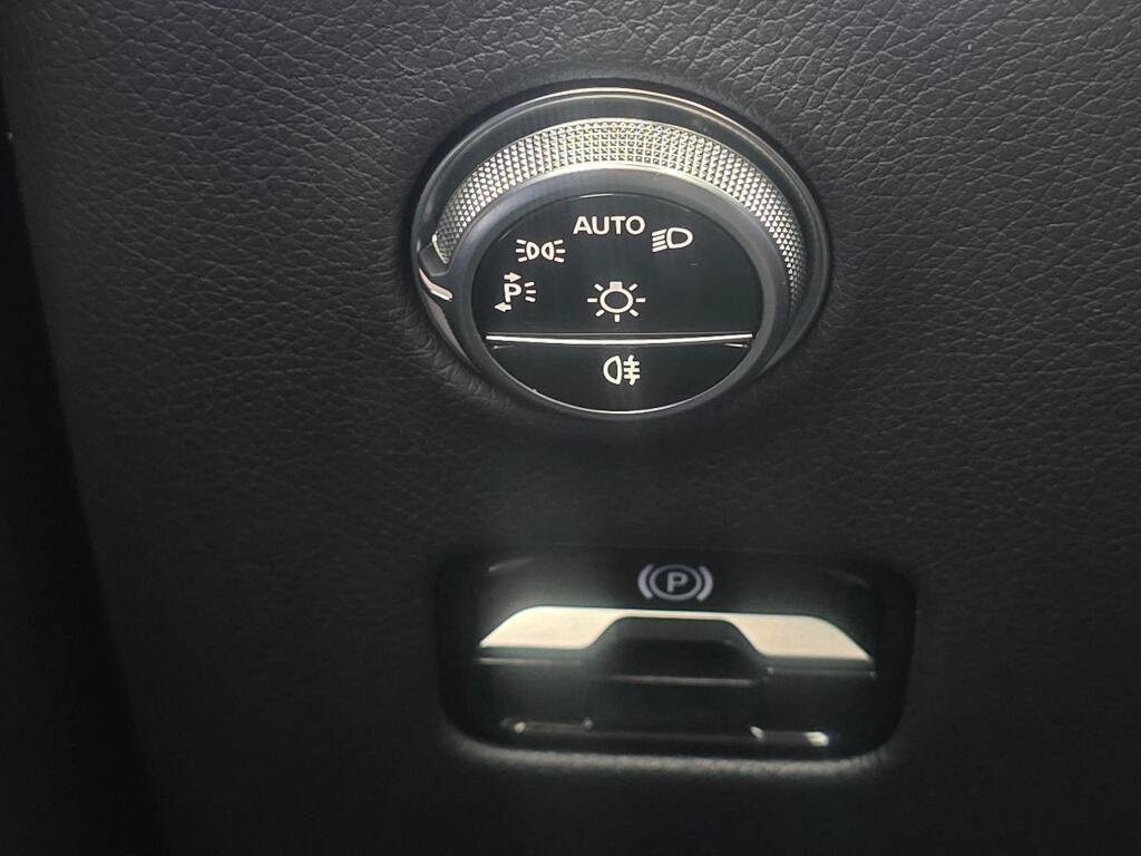 Used 2025 Mercedes-Benz GLC 350e 4MATIC w/ AMG Line image 38
