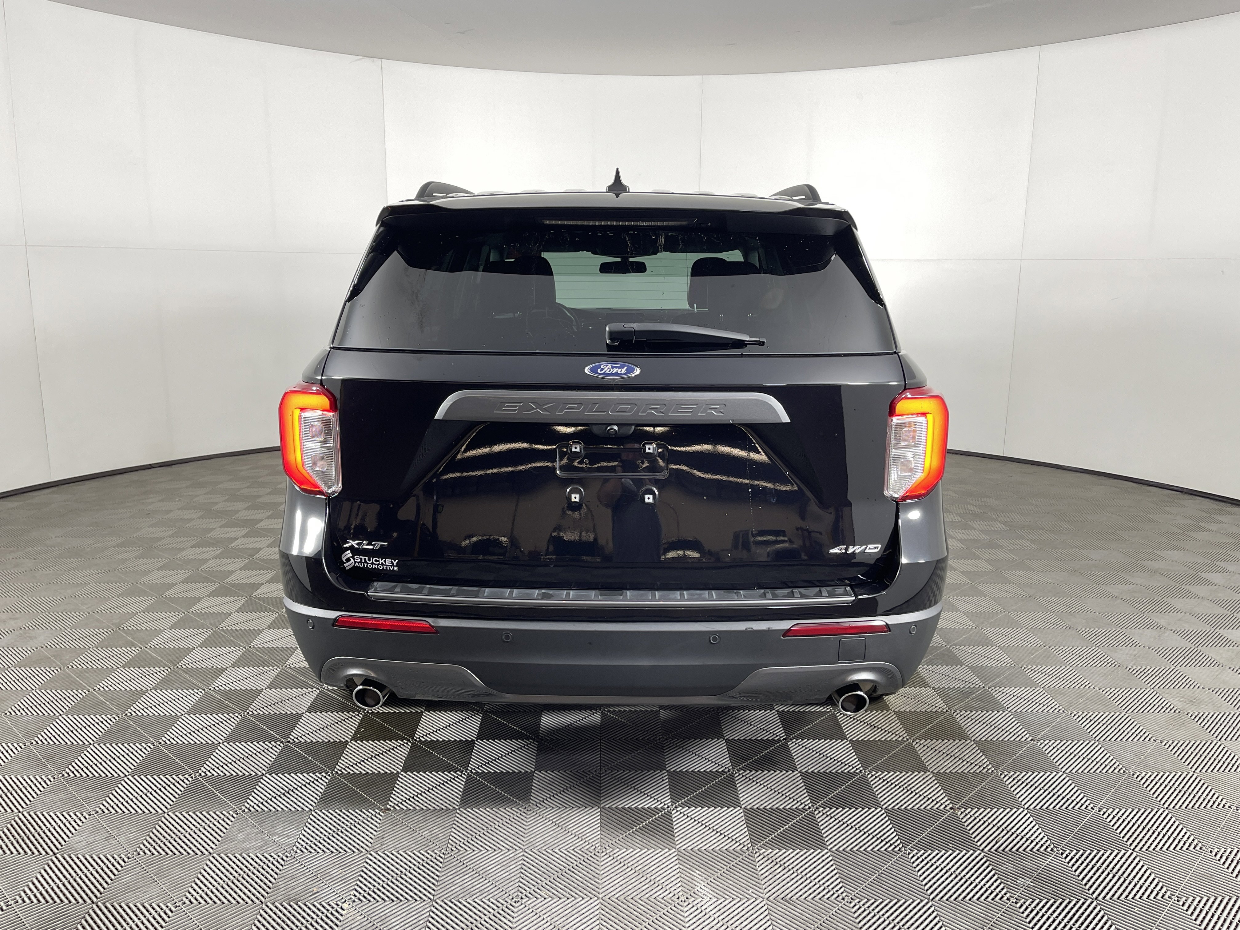 Used 2022 Ford Explorer XLT w/ Equipment Group 202A image 4