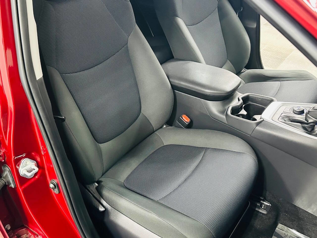 Used 2019 Toyota RAV4 LE w/ Carpet Mat Package AWD/4WD image 24