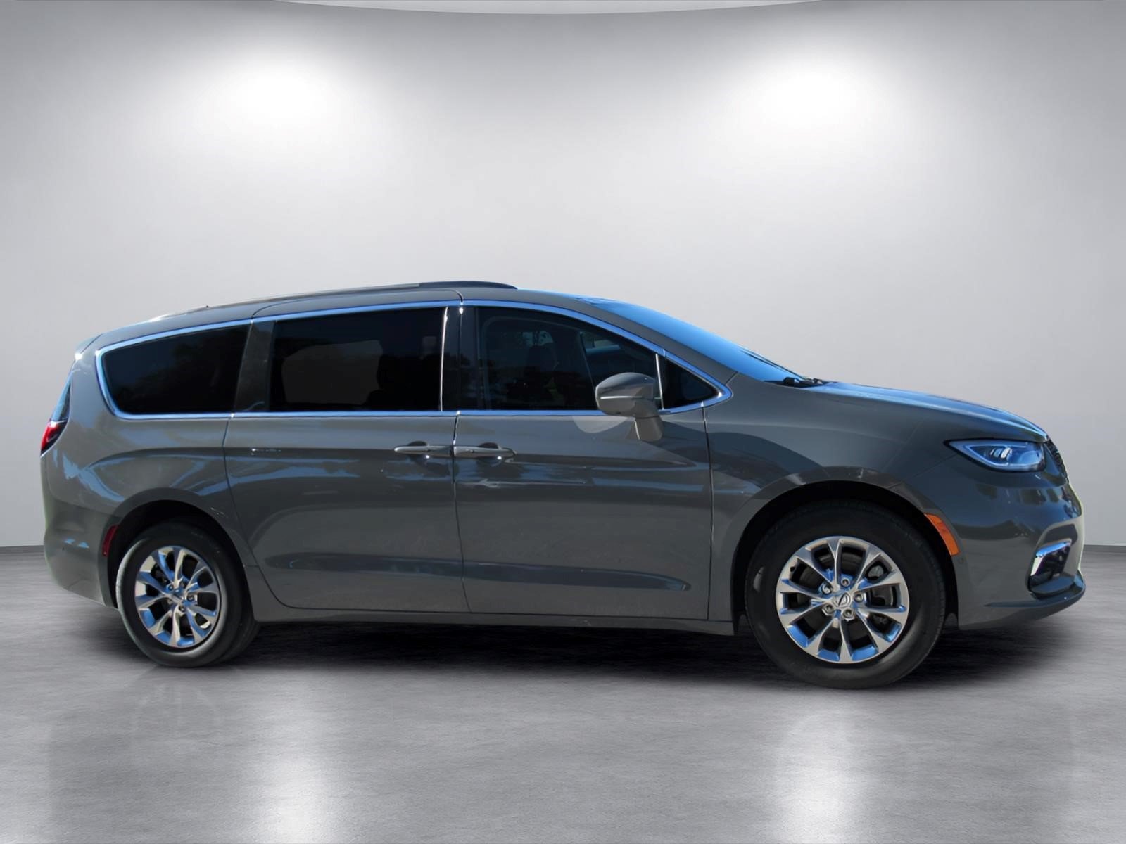 Used 2022 Chrysler Pacifica Touring-L AWD/4WD image 2