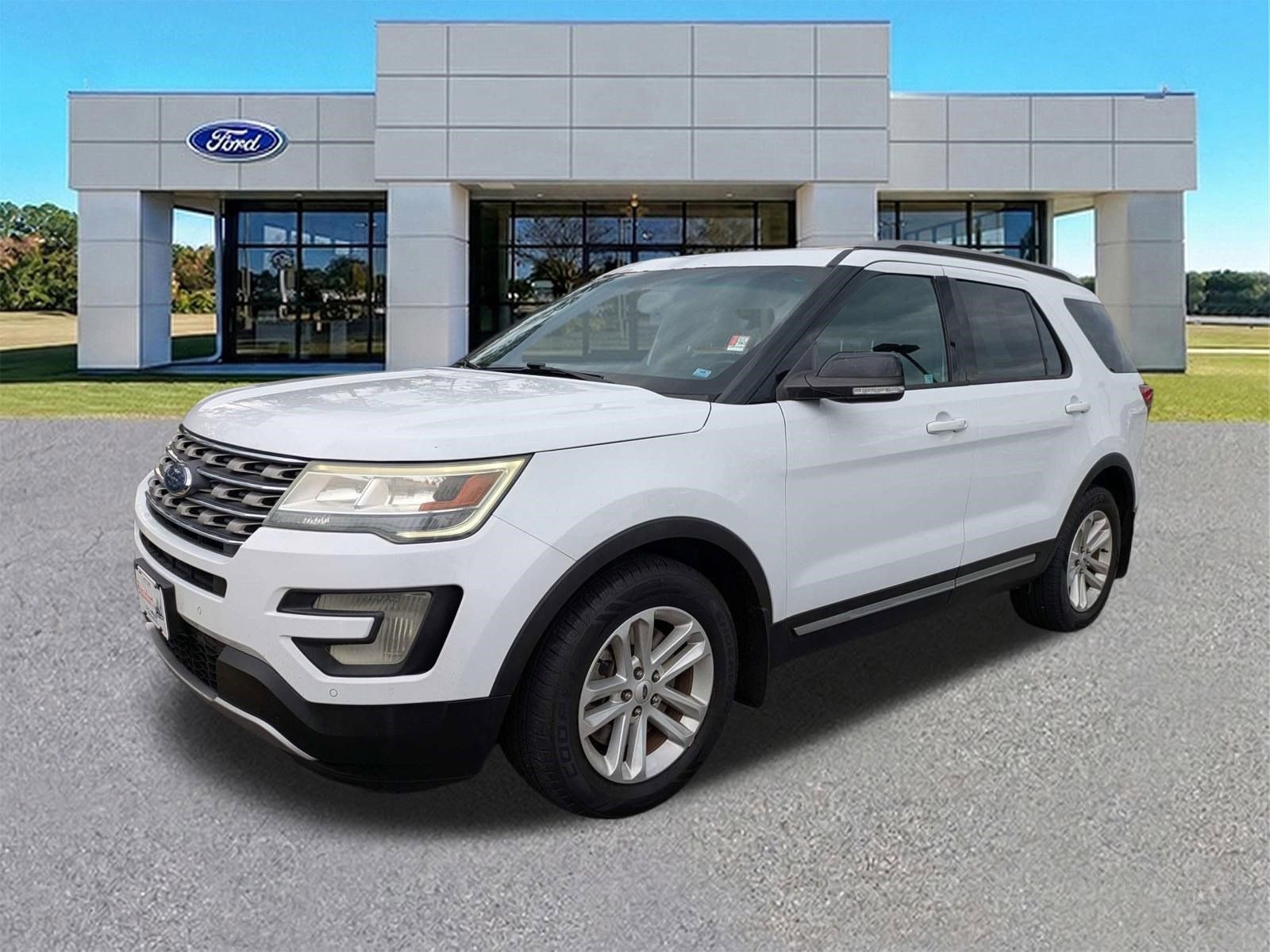Used 2017 Ford Explorer XLT w/ Equipment Group 202A FWD image 4
