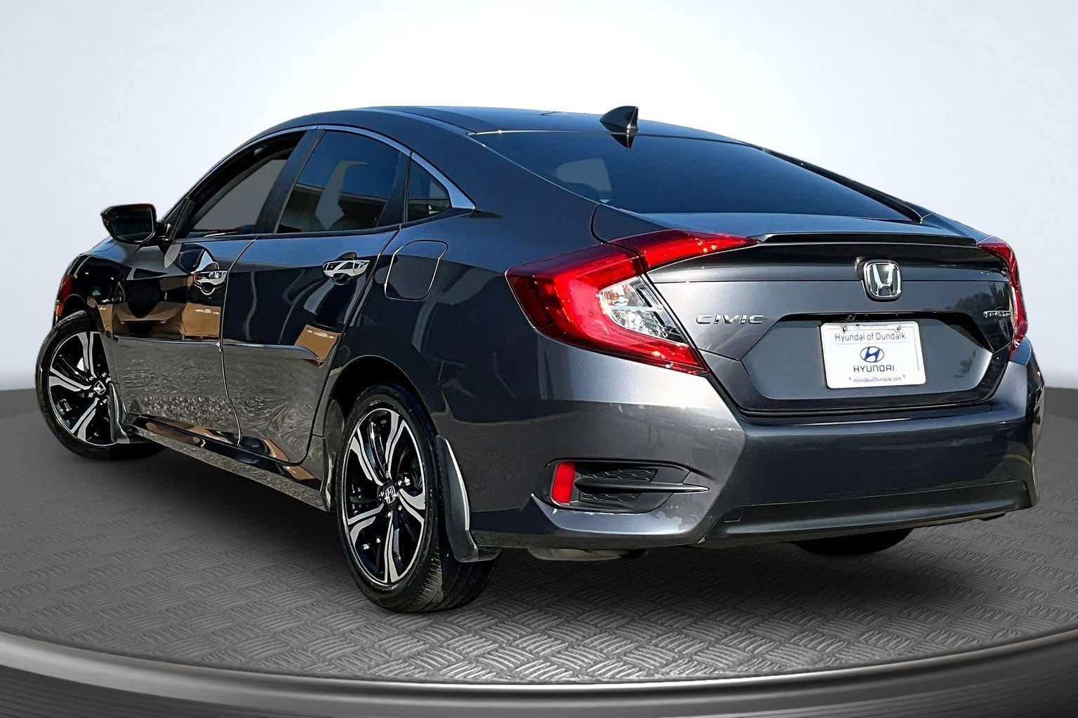 Used 2018 Honda Civic Touring image 3
