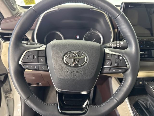 Used 2020 Toyota Highlander Limited AWD/4WD image 16