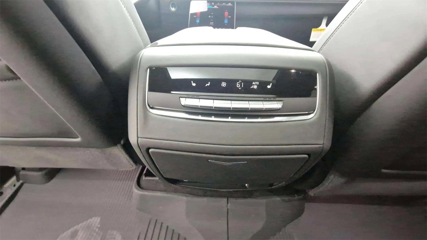 Used 2025 Cadillac Escalade Sport Platinum w/ LPO, ONYX Package image 16