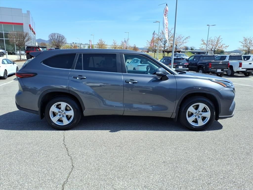 Certified 2024 Toyota Highlander LE image 3