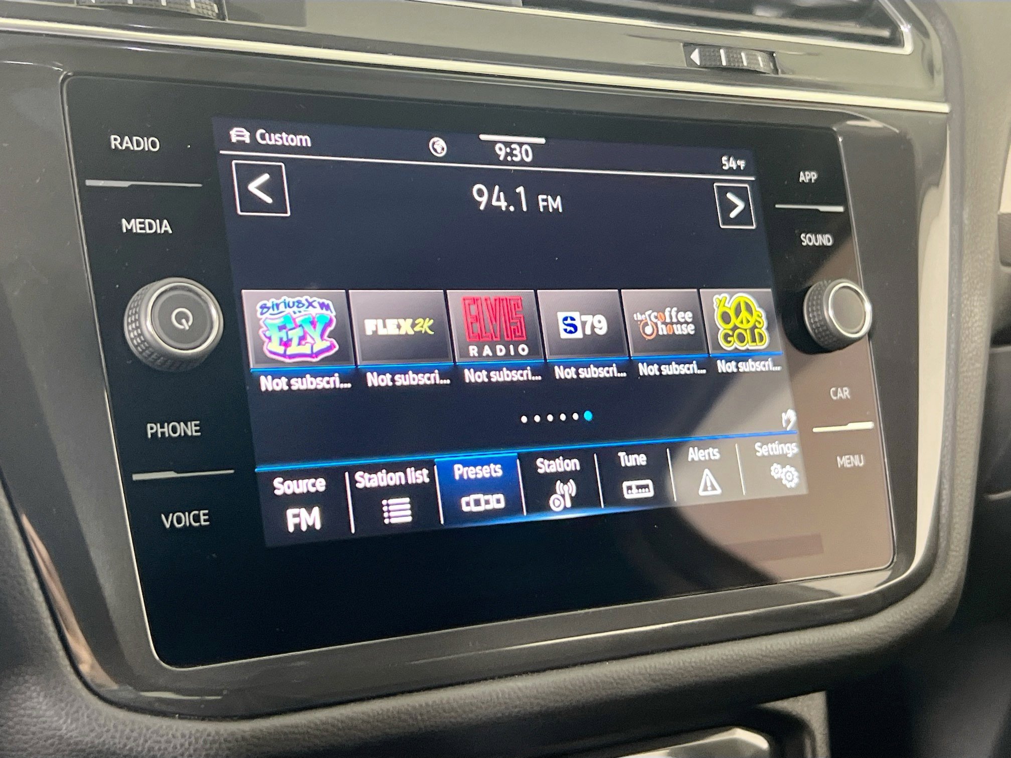 Used 2023 Volkswagen Tiguan SE image 14