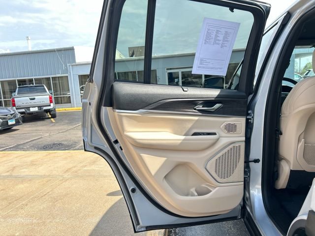 Used 2023 Jeep Grand Cherokee Limited w/ Luxury Tech Group II image 22