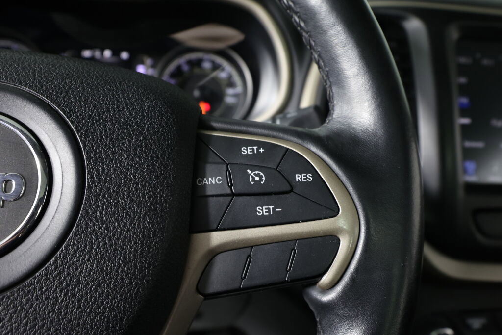 Used 2016 Jeep Cherokee 75th Anniversary image 33