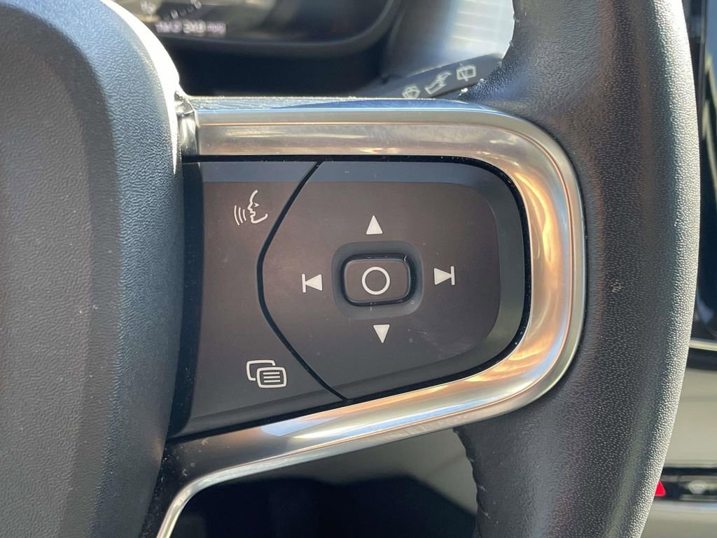 Used 2021 Volvo XC40 T5 Momentum w/ Premium Package image 11