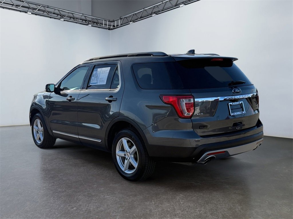 Used 2017 Ford Explorer XLT image 3