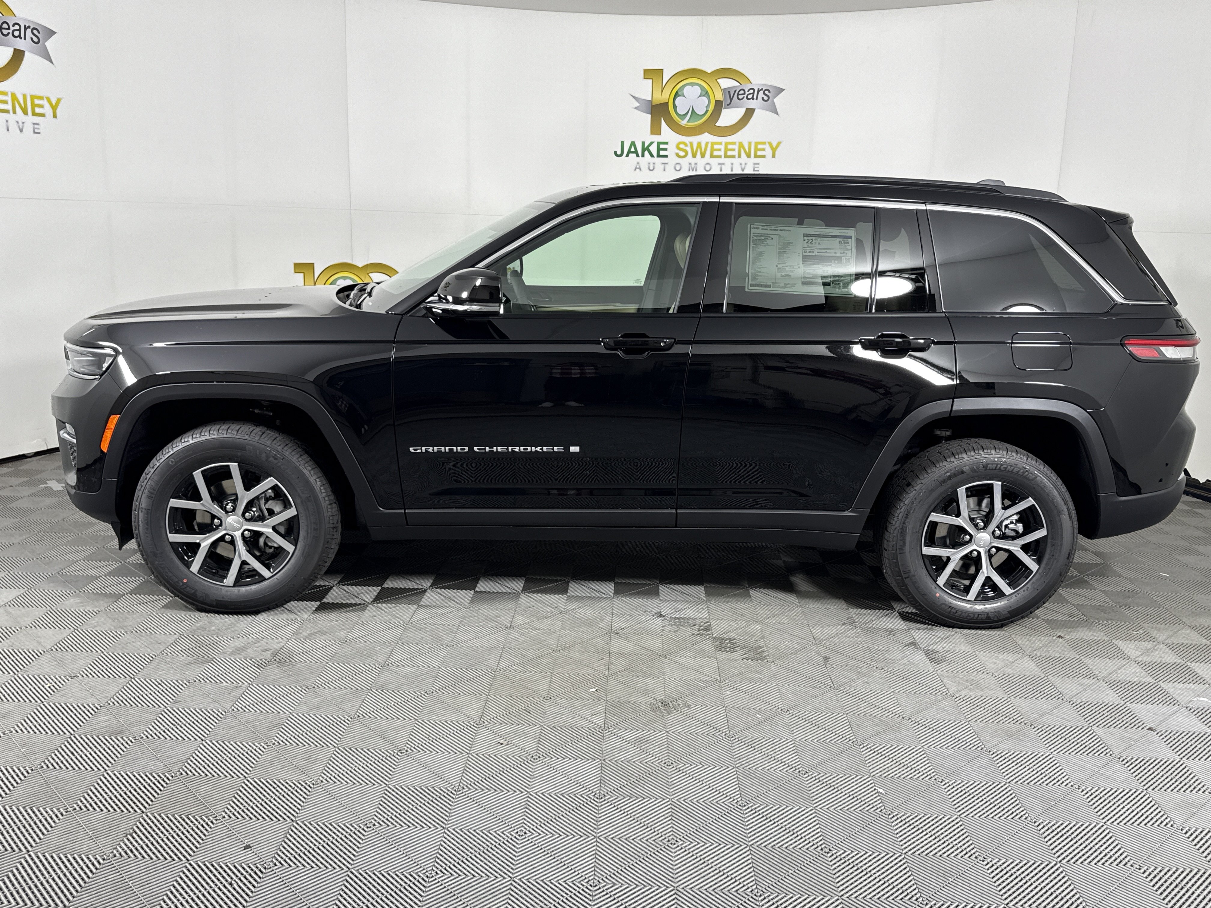 New 2025 Jeep Grand Cherokee Limited w/ Trailer Tow Package AWD/4WD image 5