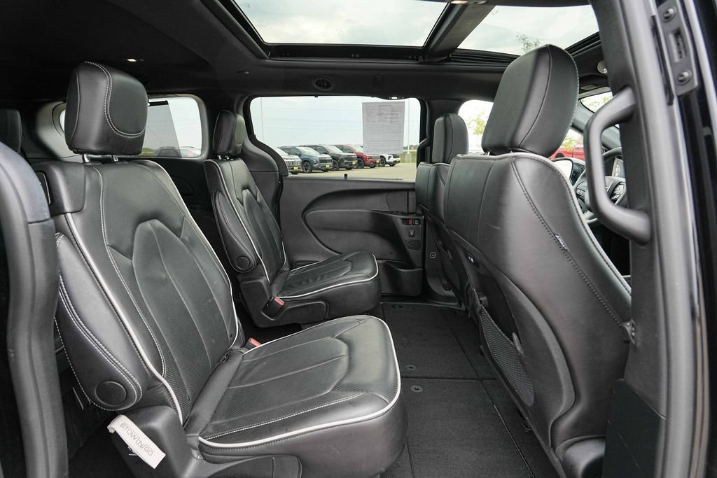 Used 2025 Chrysler Pacifica Limited FWD image 23