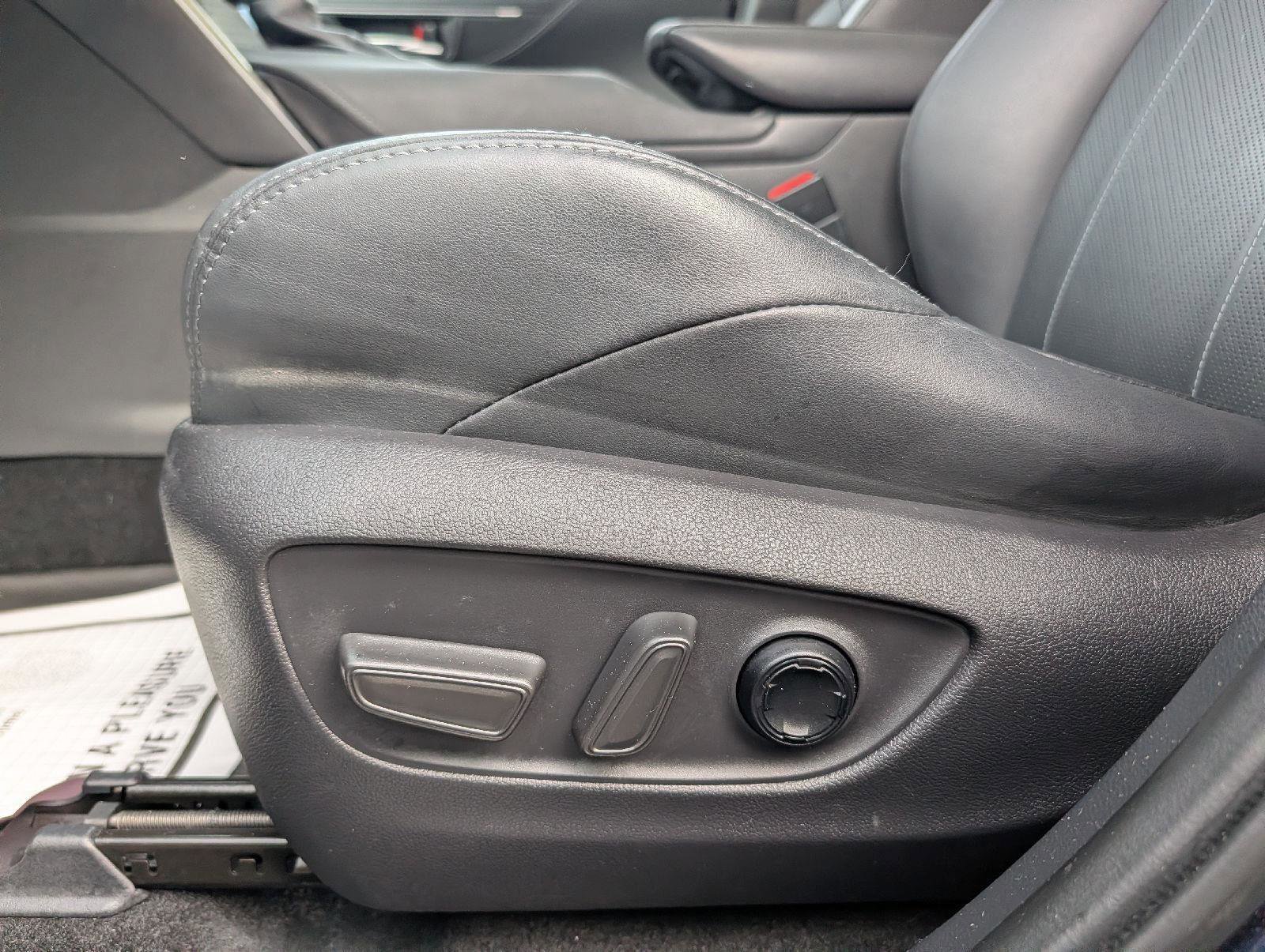 Used 2023 Toyota Venza Limited image 10