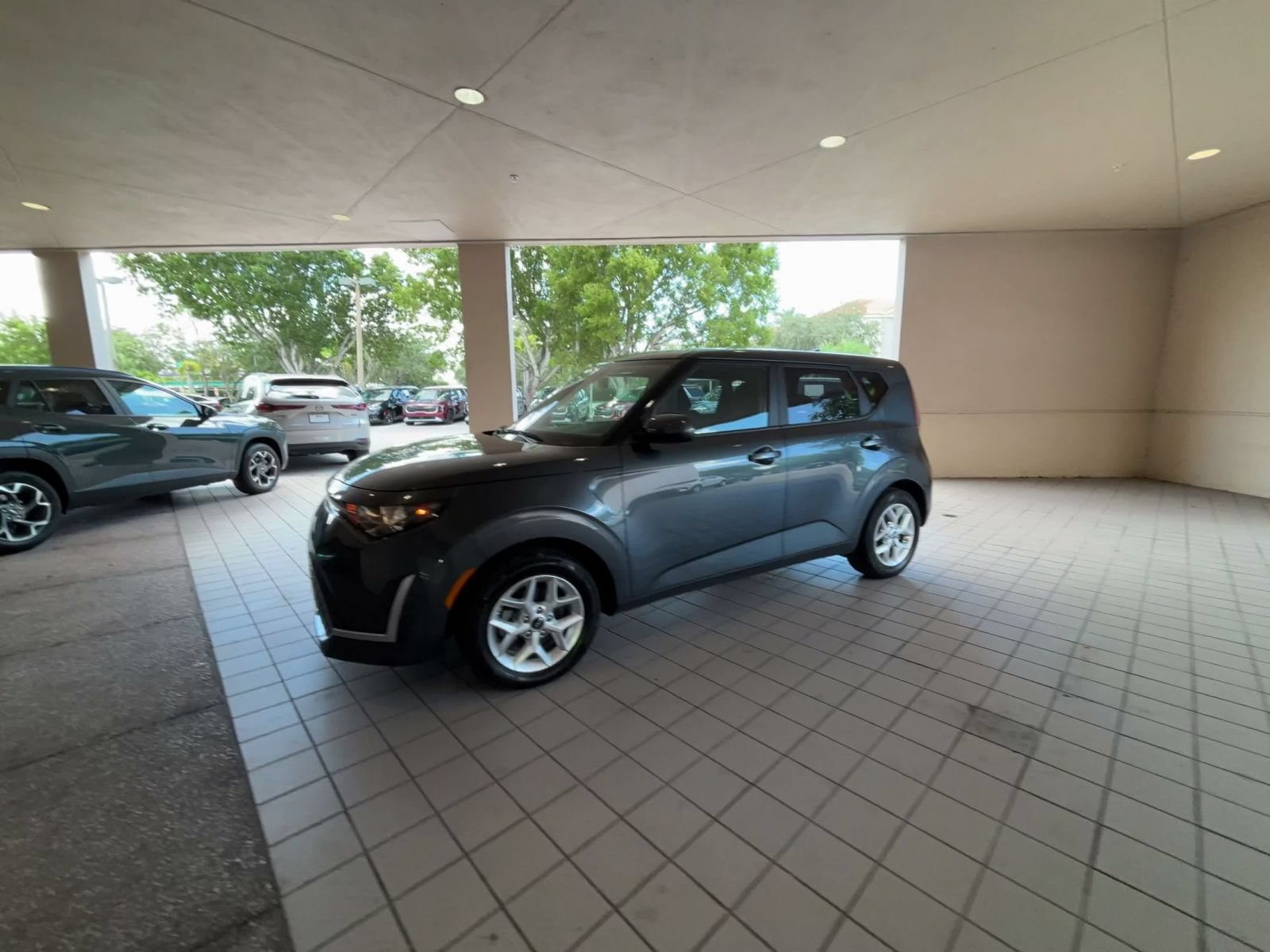 Used 2025 Kia Soul LX w/ LX Technology Package FWD image 6