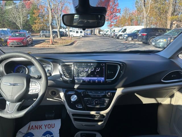 Used 2024 Chrysler Pacifica Touring-L image 26