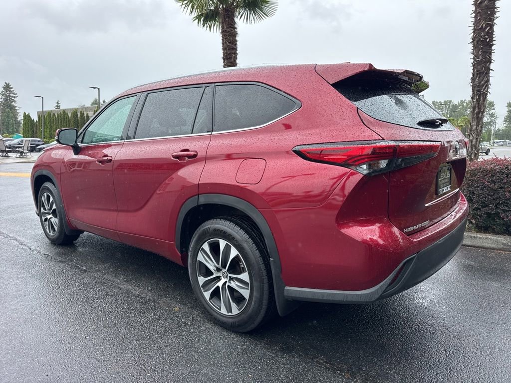 Used 2021 Toyota Highlander XLE AWD/4WD image 3