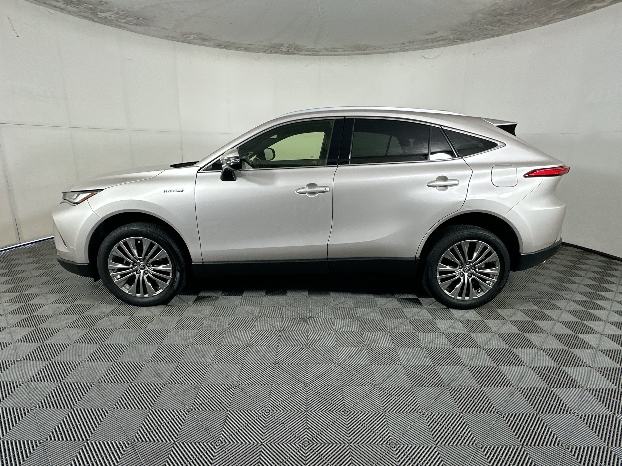 Used 2021 Toyota Venza Limited AWD/4WD image 6
