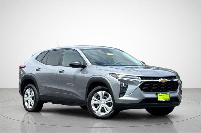 Used 2025 Chevrolet Trax LS FWD image 2