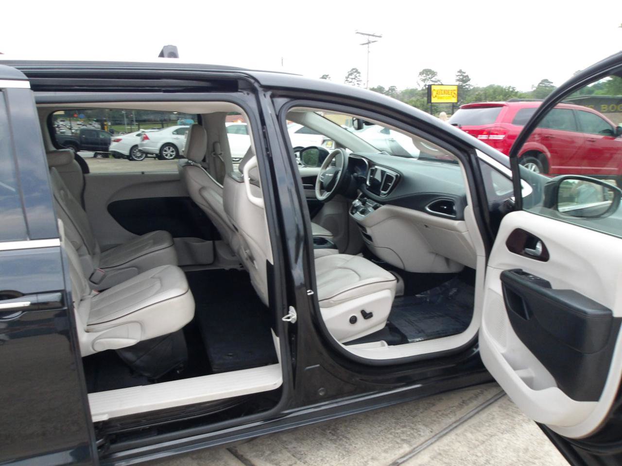 Used 2020 Chrysler Pacifica Limited FWD image 6