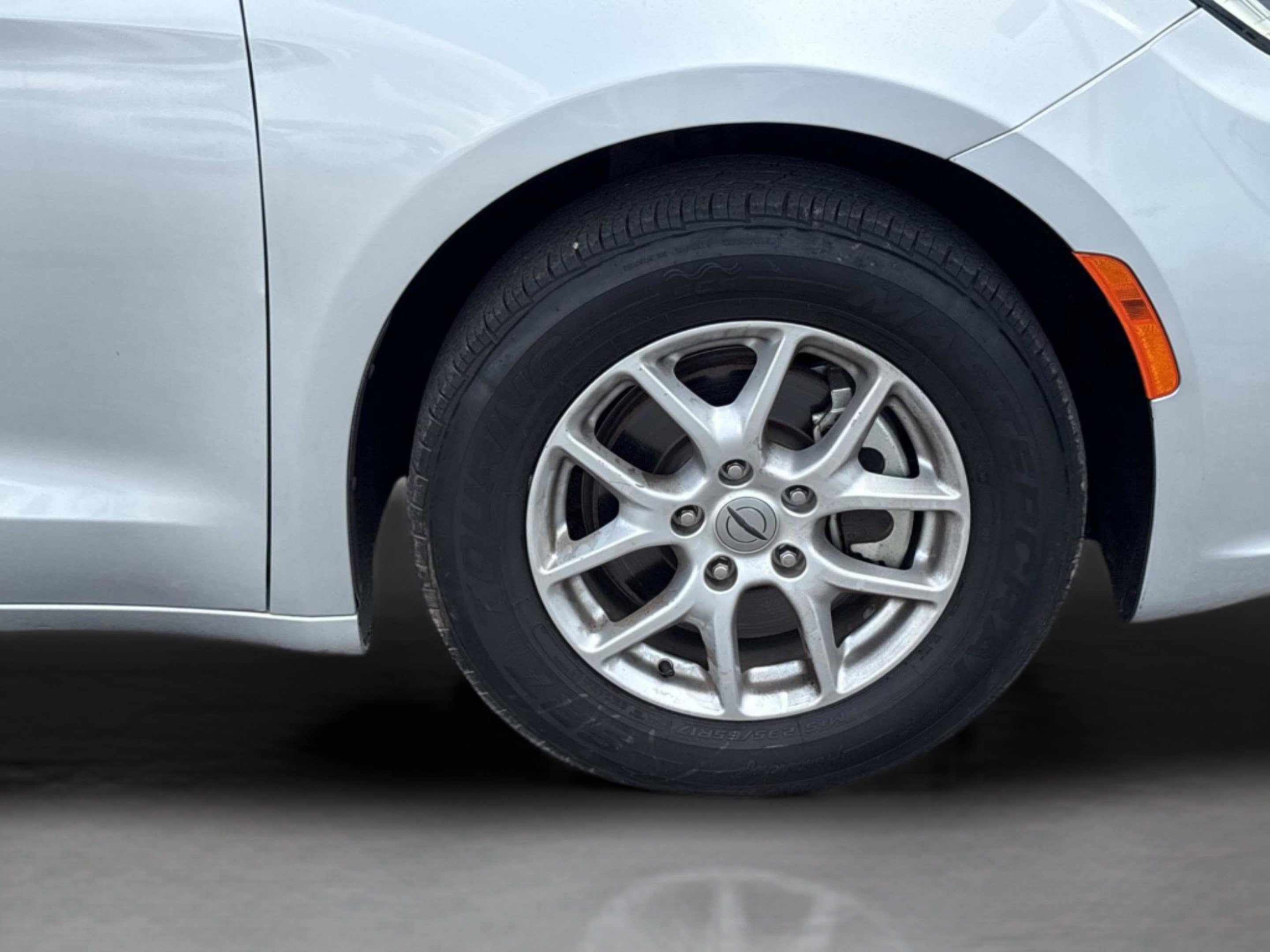 Used 2024 Chrysler Pacifica Touring-L FWD image 34