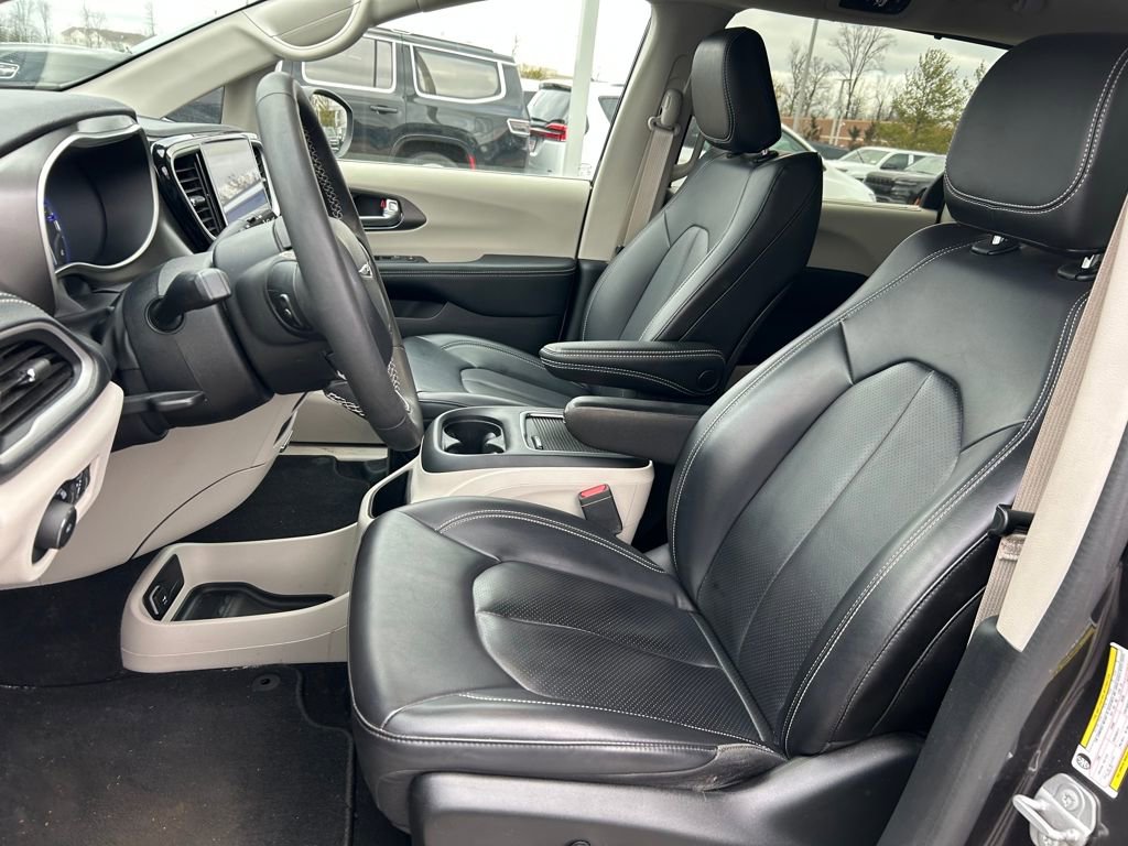 Certified 2023 Chrysler Pacifica Touring-L image 18