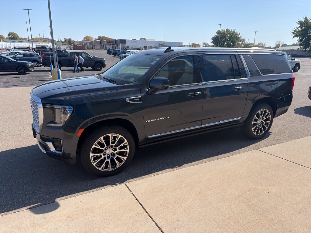 Used 2021 GMC Yukon XL Denali w/ Denali Premium Package AWD/4WD image 4