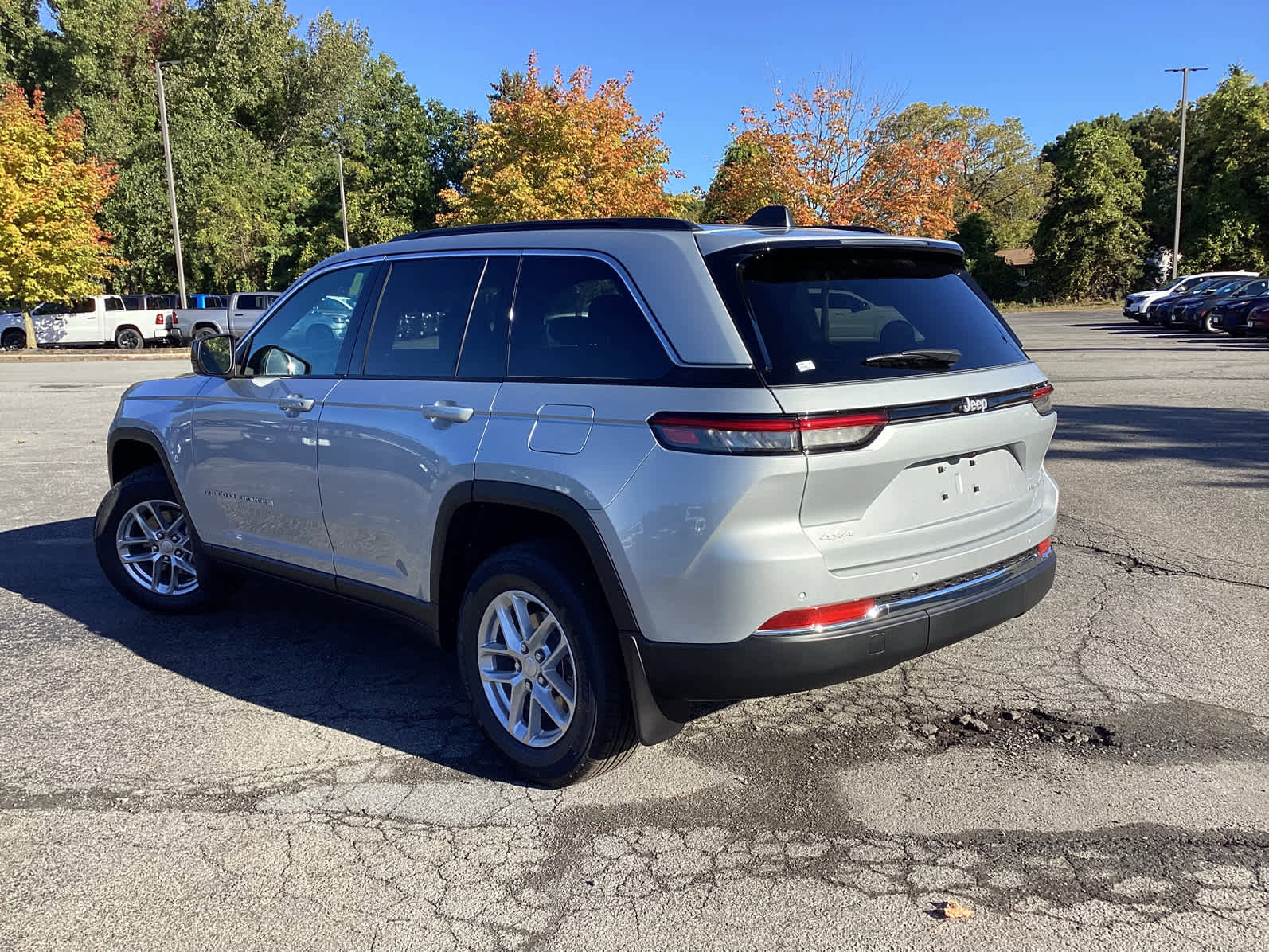 New 2025 Jeep Grand Cherokee Laredo X w/ Luxury Tech Group I image 5