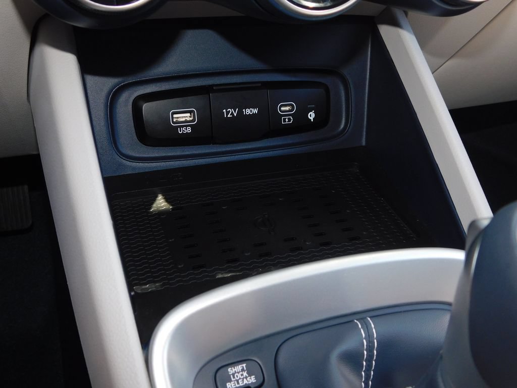 Used 2025 Hyundai Venue Limited FWD image 35