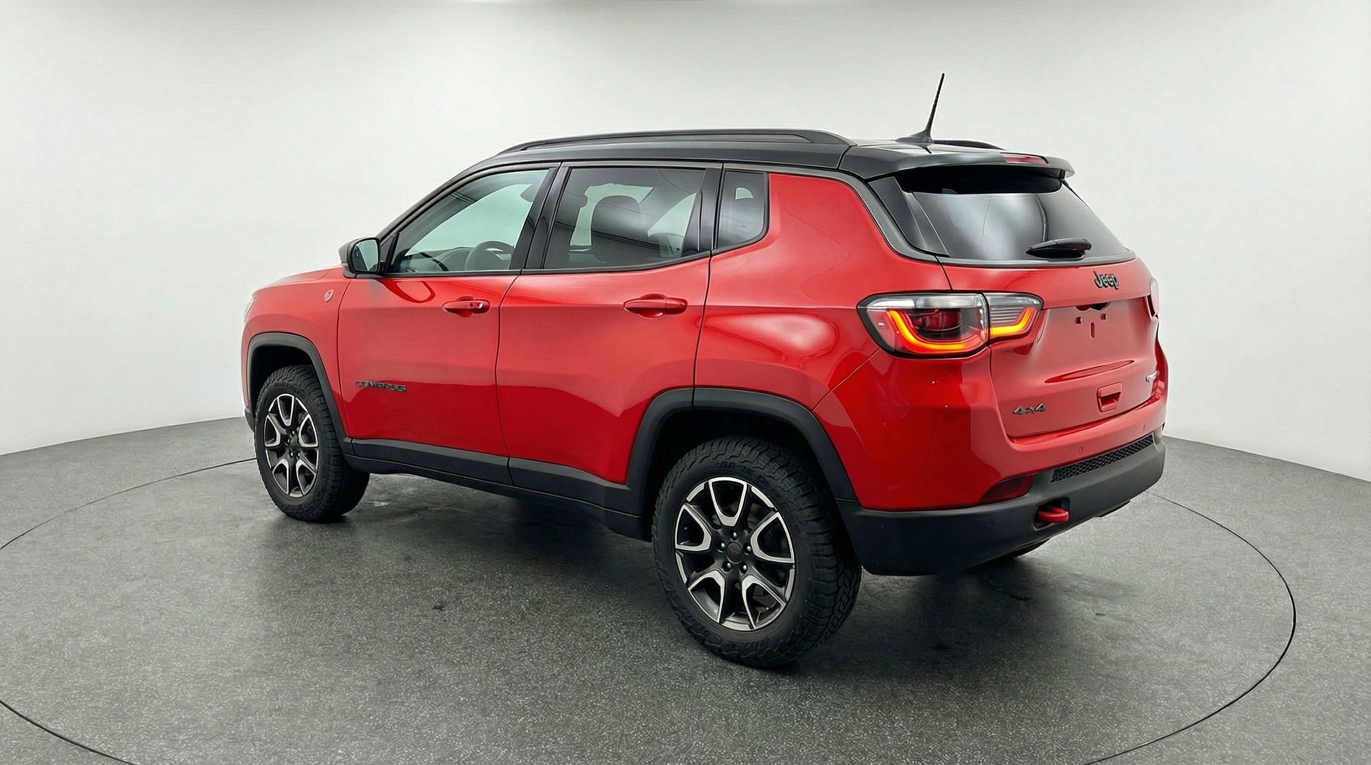Used 2025 Jeep Compass Trailhawk AWD/4WD image 6