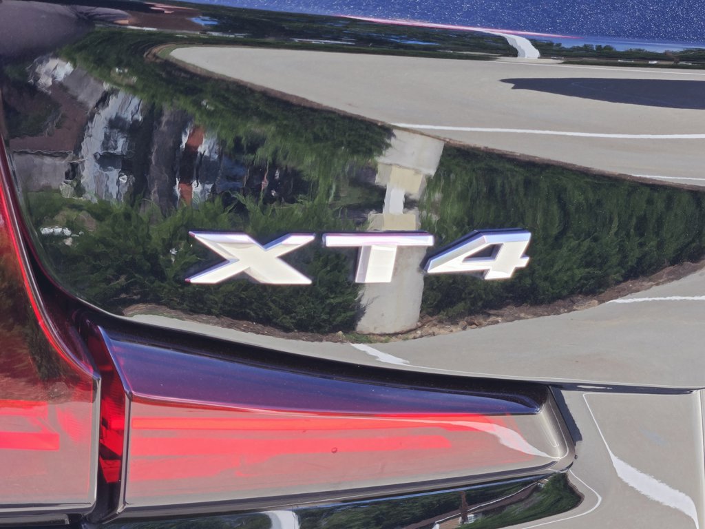 Used 2023 Cadillac XT4 Premium Luxury w/ Technology Package FWD image 11