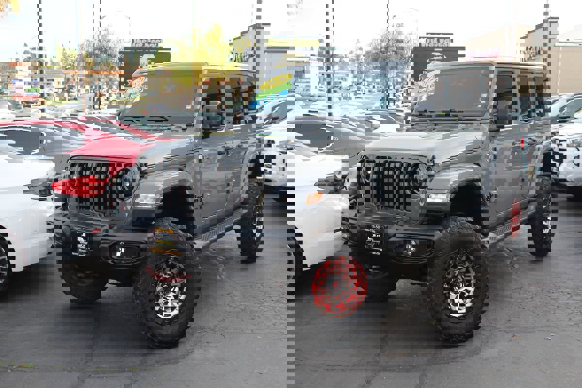 Used 2020 Jeep Wrangler Unlimited Sahara image 2