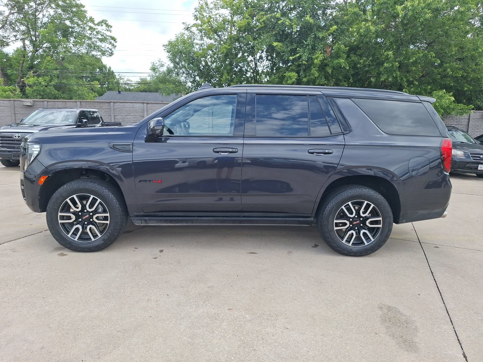 Used 2023 GMC Yukon AT4 w/ AT4 Premium Plus Package AWD/4WD image 3