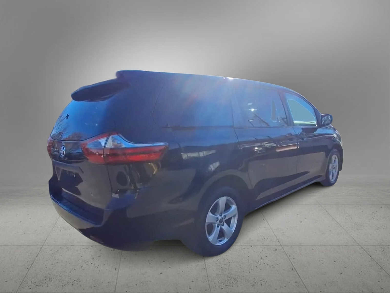 Used 2020 Toyota Sienna L image 8