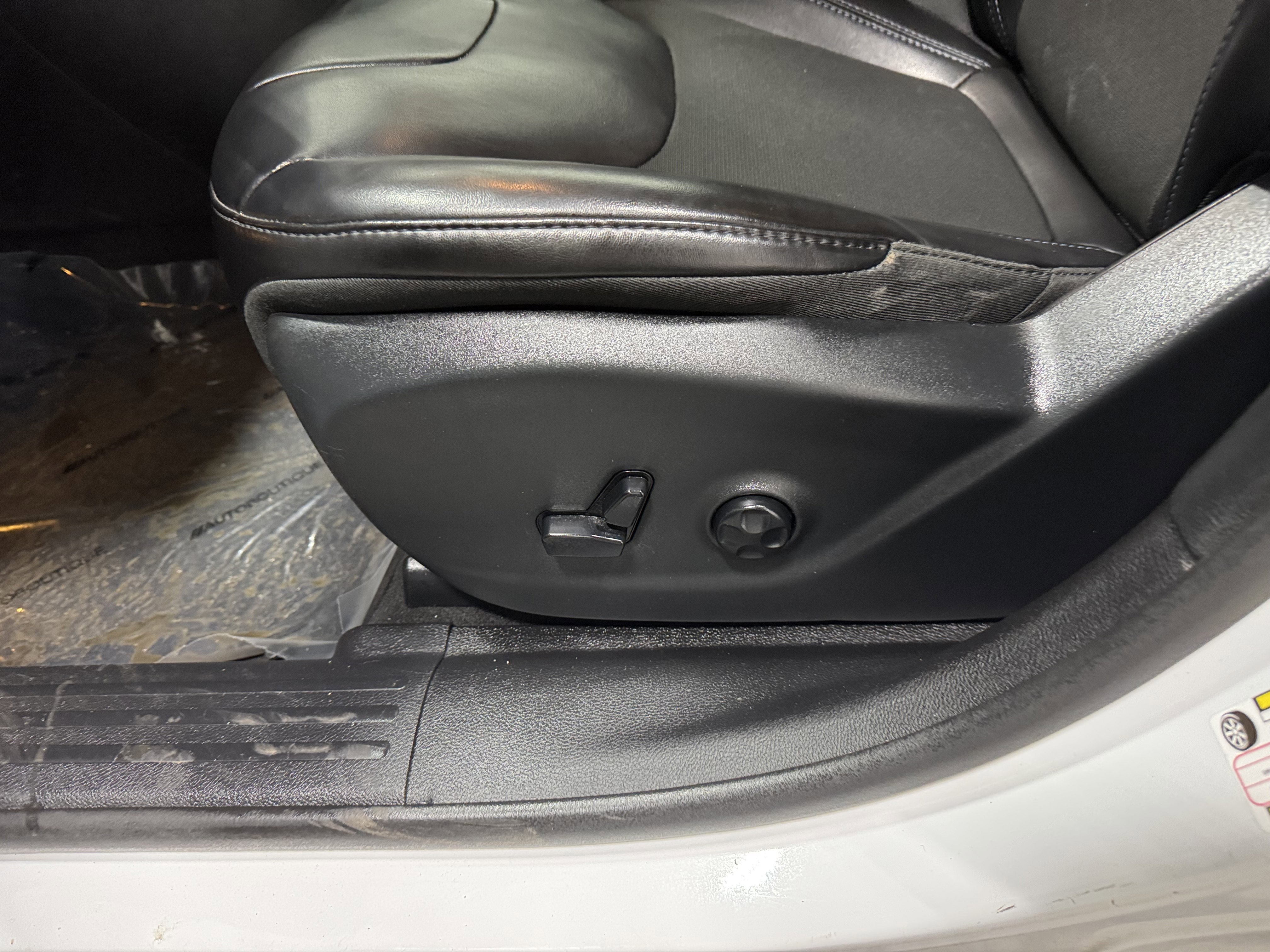 Used 2019 Jeep Cherokee Latitude Plus w/ Cold Weather Group image 22