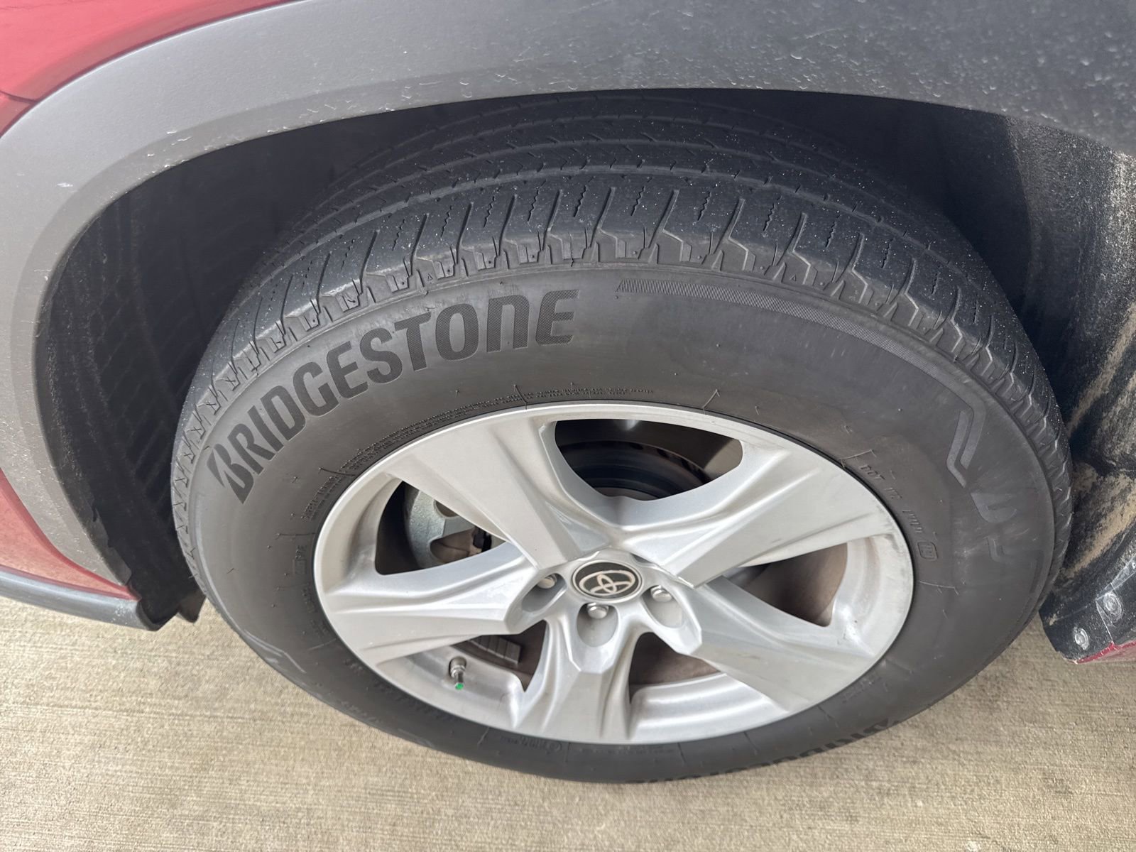 Used 2021 Toyota Highlander LE FWD image 2