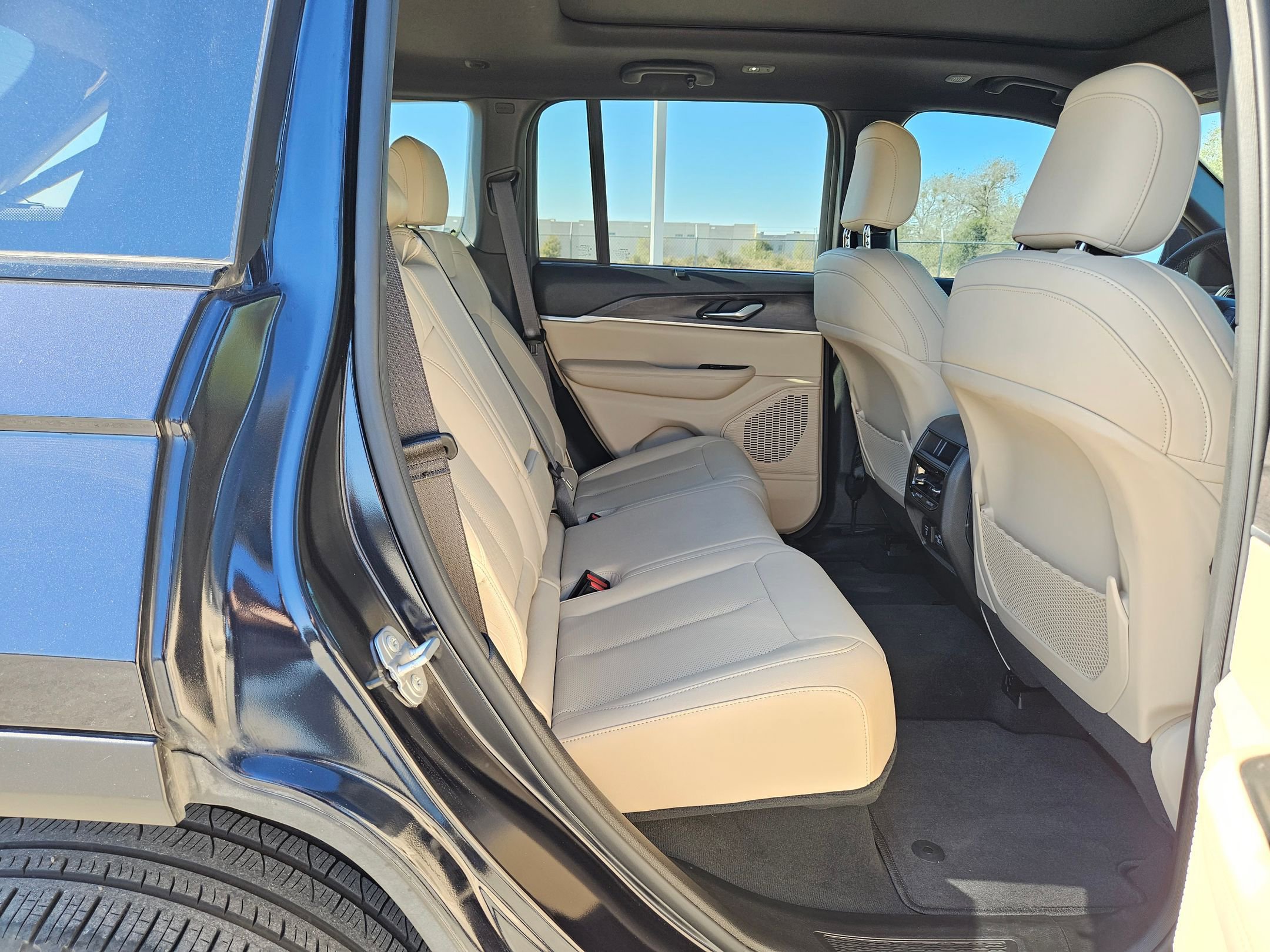 Certified 2024 Jeep Grand Cherokee Limited w/ Luxury Tech Group II image 25