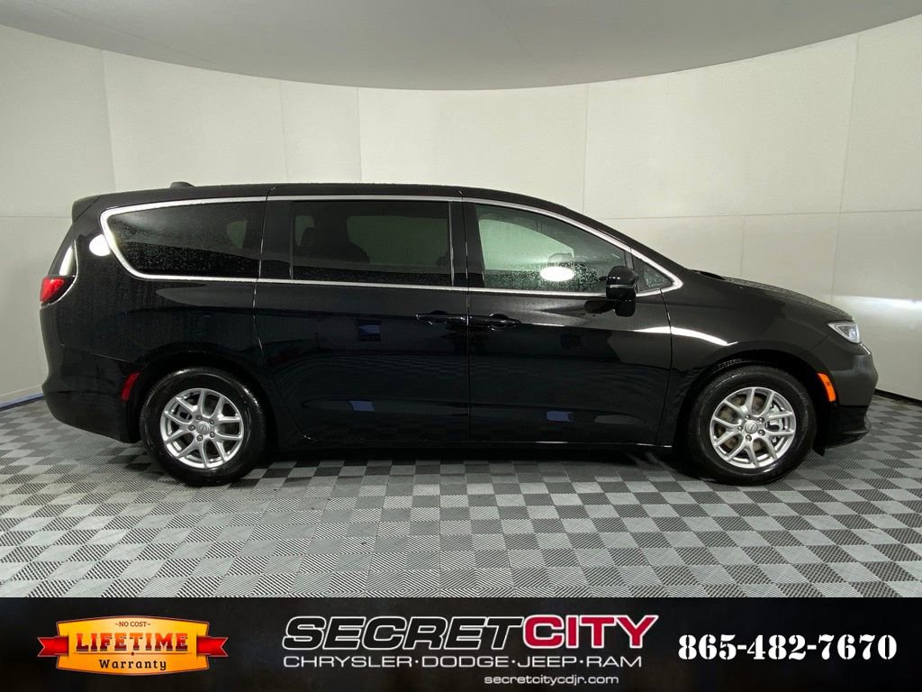 New 2026 Chrysler Pacifica Select image 8