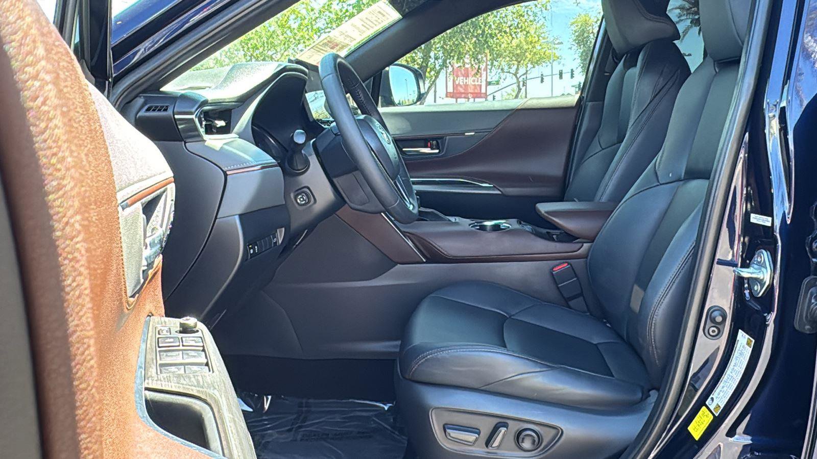 Used 2023 Toyota Venza XLE image 25