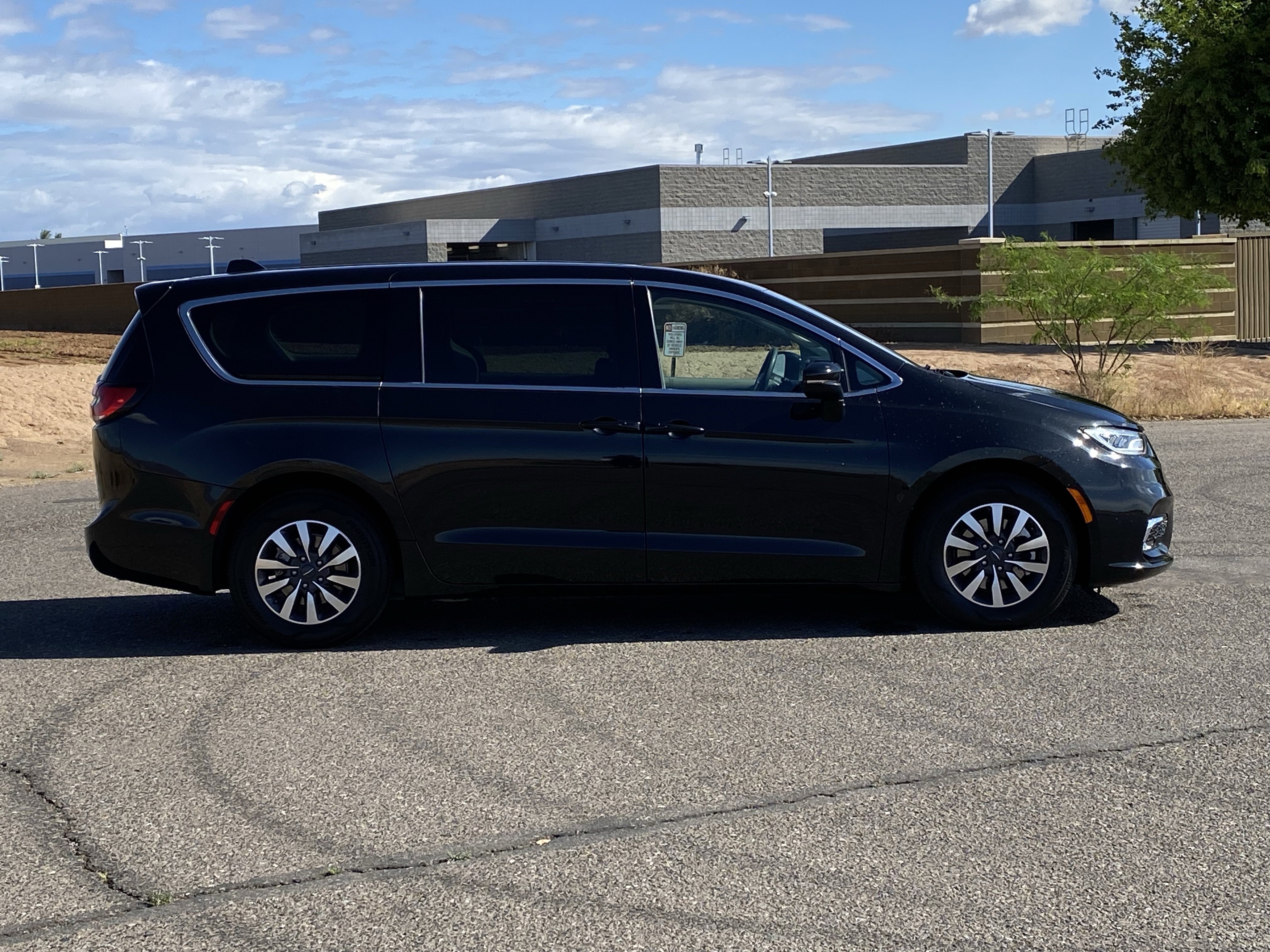Used 2023 Chrysler Pacifica Touring-L image 2