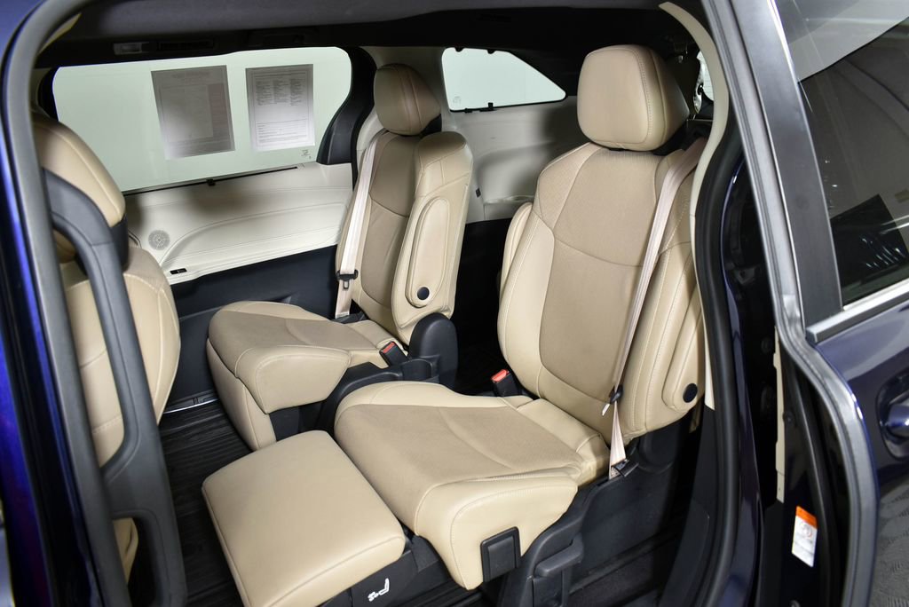 Used 2021 Toyota Sienna Limited image 17