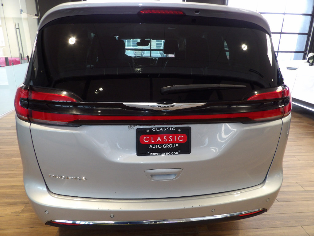 Used 2024 Chrysler Pacifica Touring-L FWD image 7