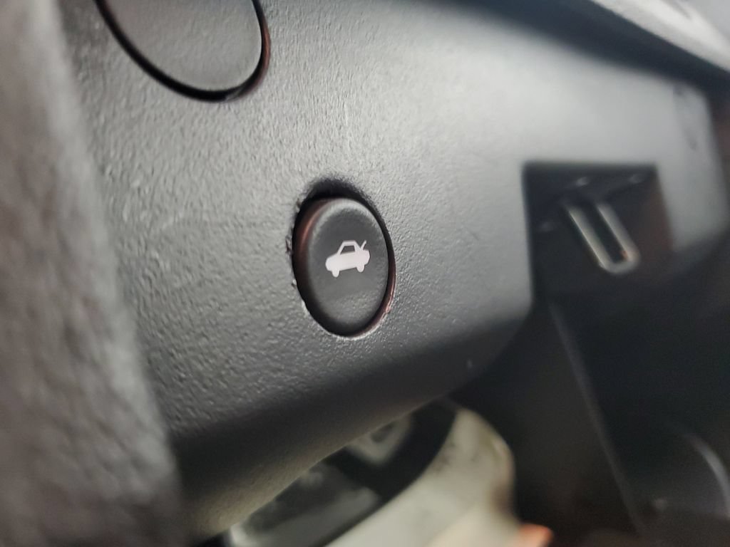 Used 2009 Saturn Sky w/ Premium Trim Package RWD image 25