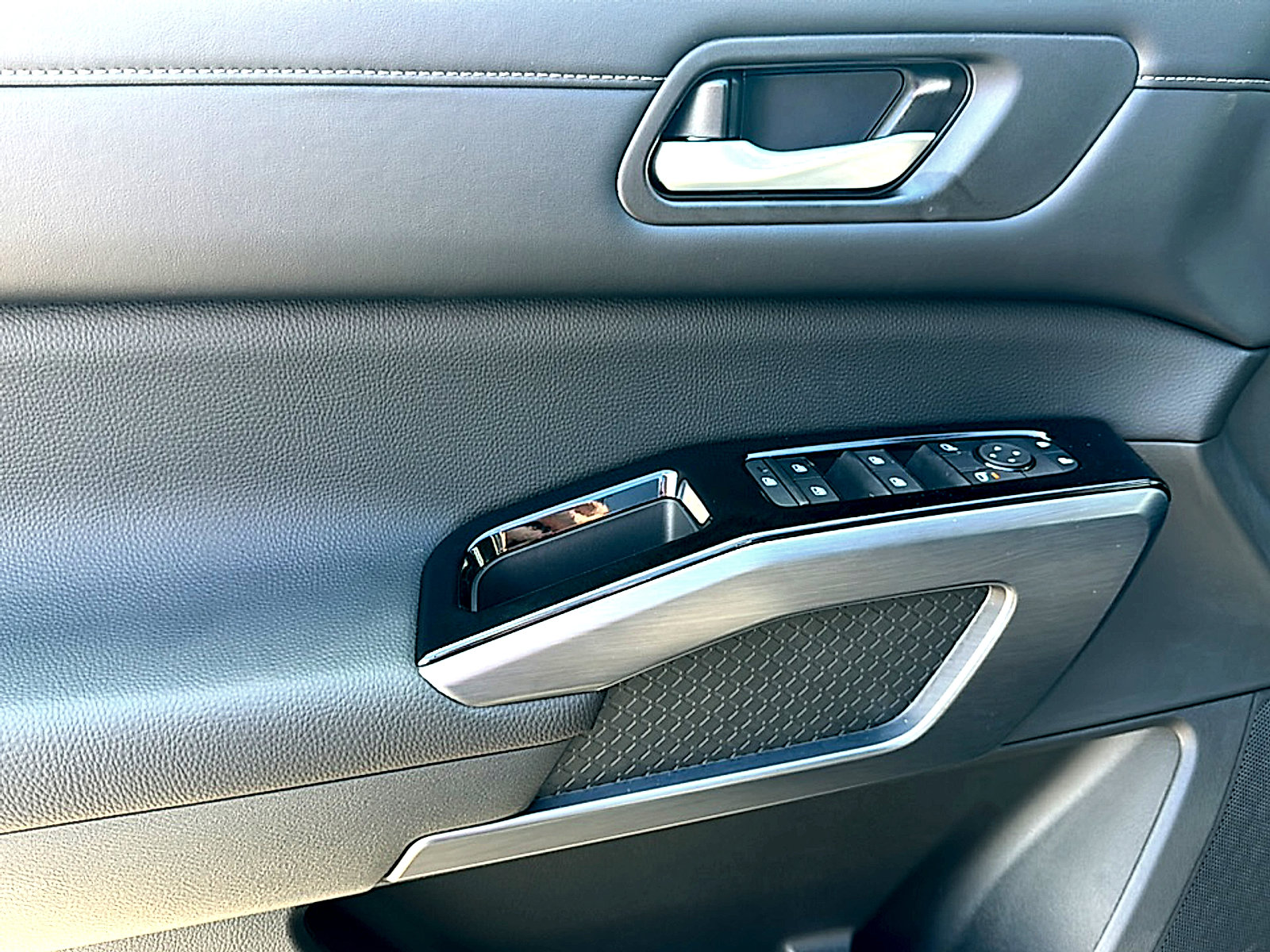 New 2026 Nissan Pathfinder SL image 13