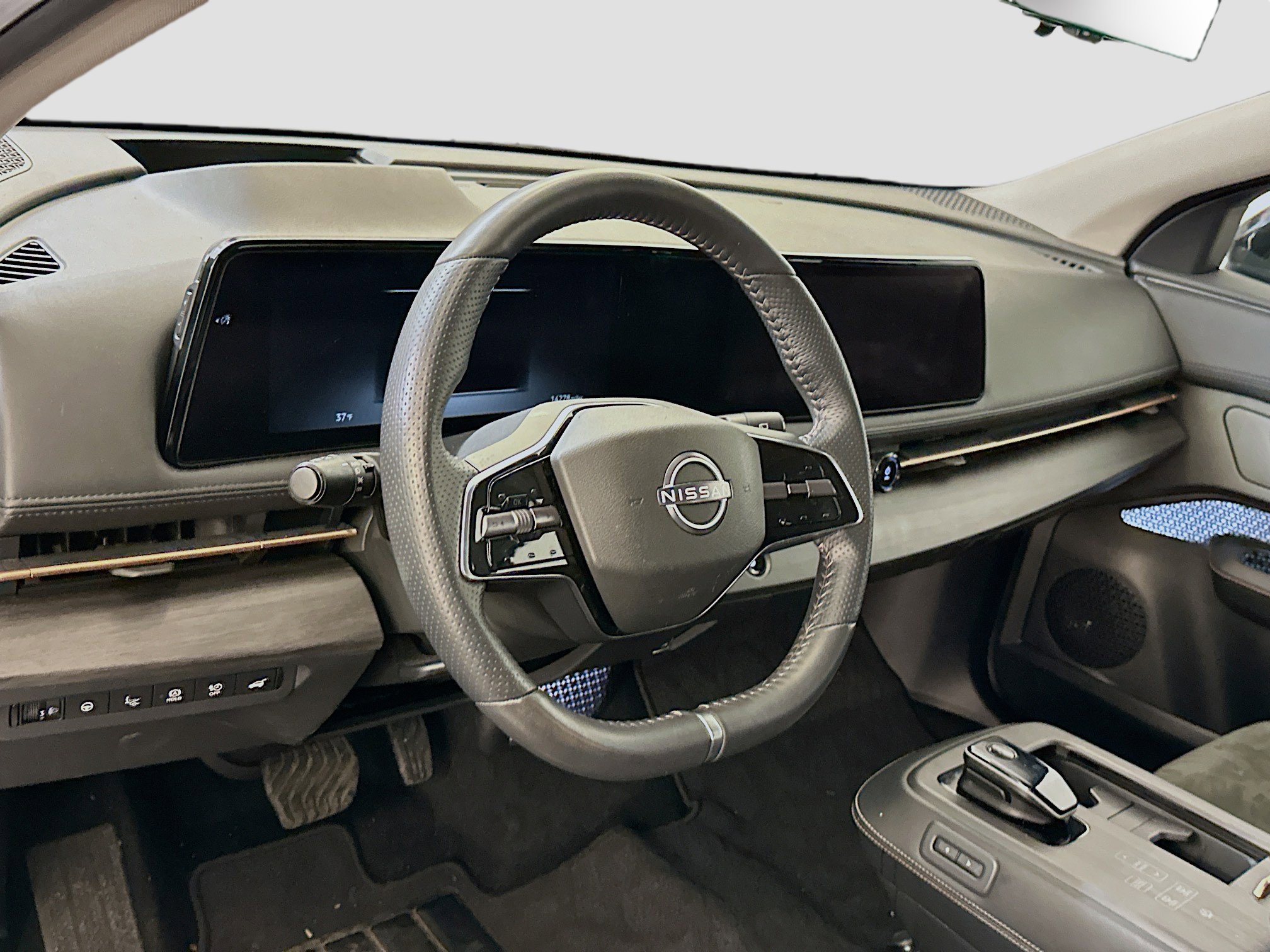 Used 2023 Nissan Ariya AWD image 18